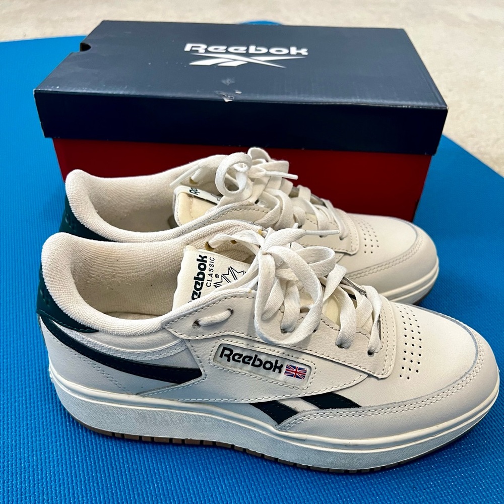 Reebok Club C Double Revenge Women’s Tennis in Chalk/Forest Green. Size 7.
